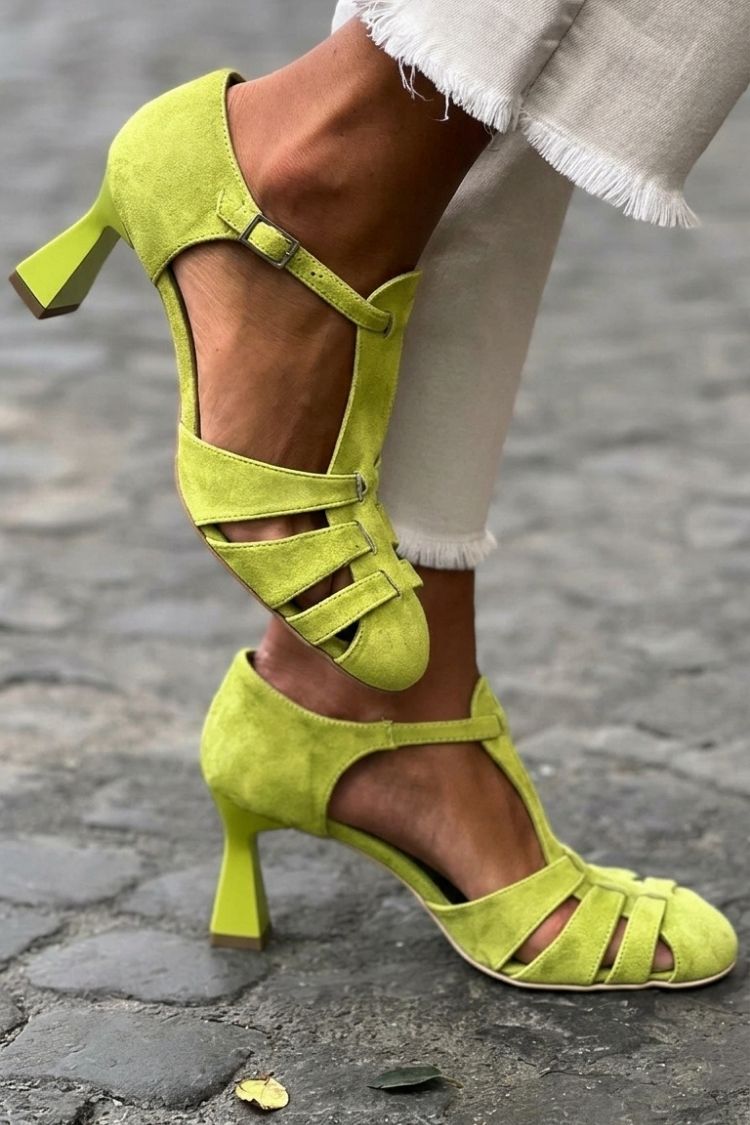 Sandales à talons vertes en crochet avec découpe et bout fermé