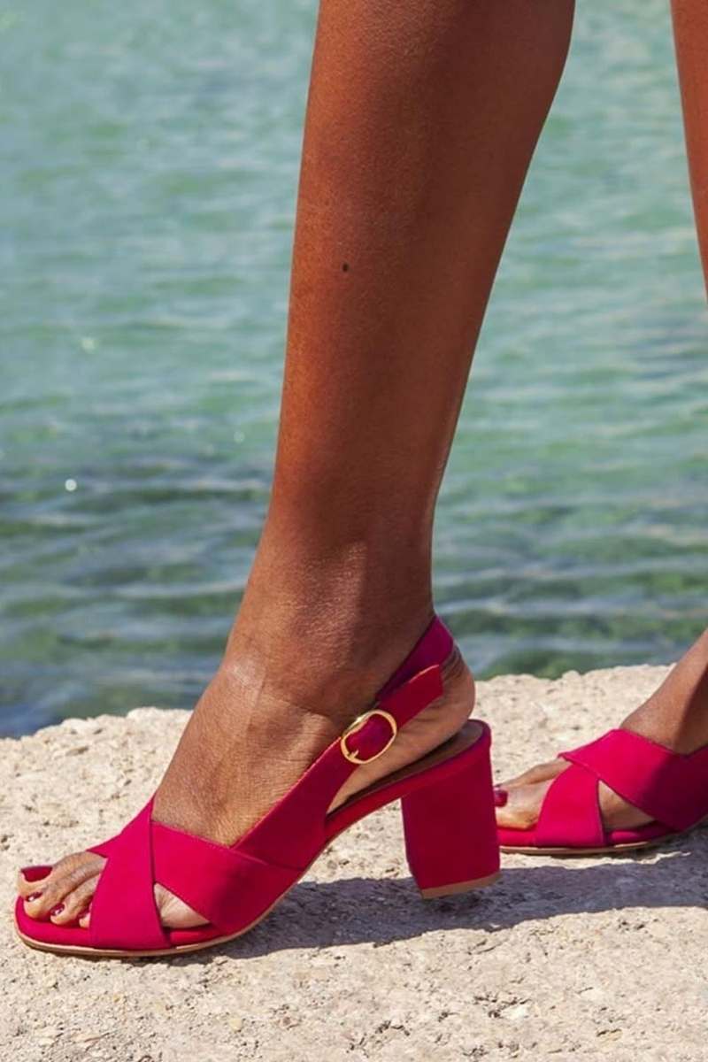 Sandales à bride arrière en daim avec brides croisées et talon carré