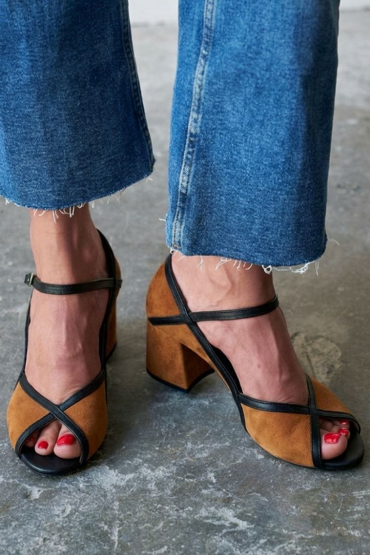 Talons aiguilles colorés avec boucle et bride en T