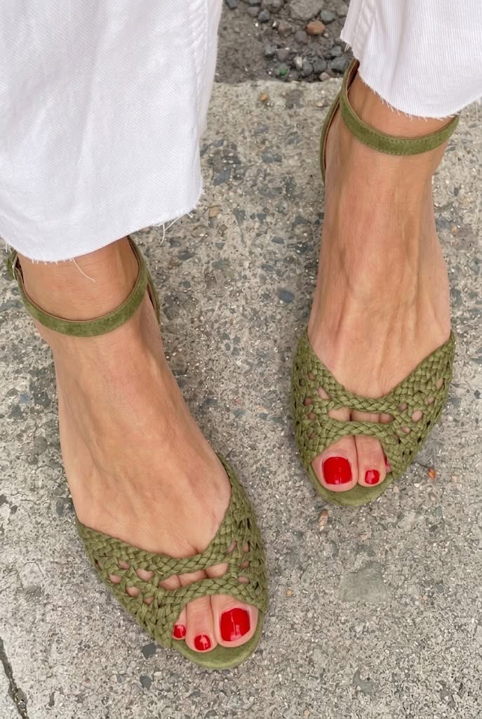 Sandales basses élégantes à bout ouvert avec bride de cheville et design tressé