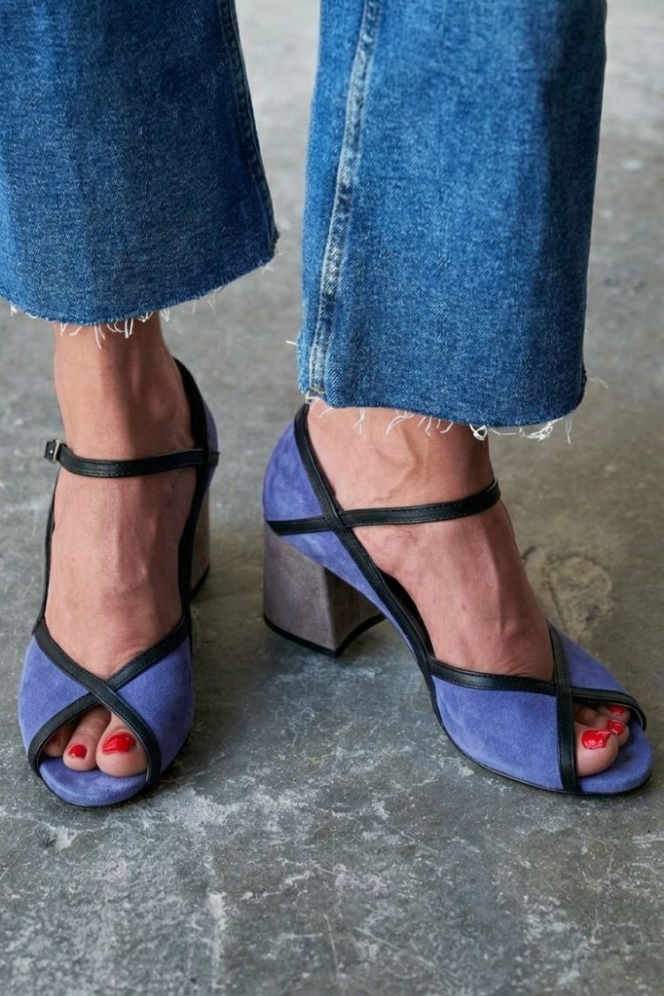 Talons aiguilles colorés avec boucle et bride en T