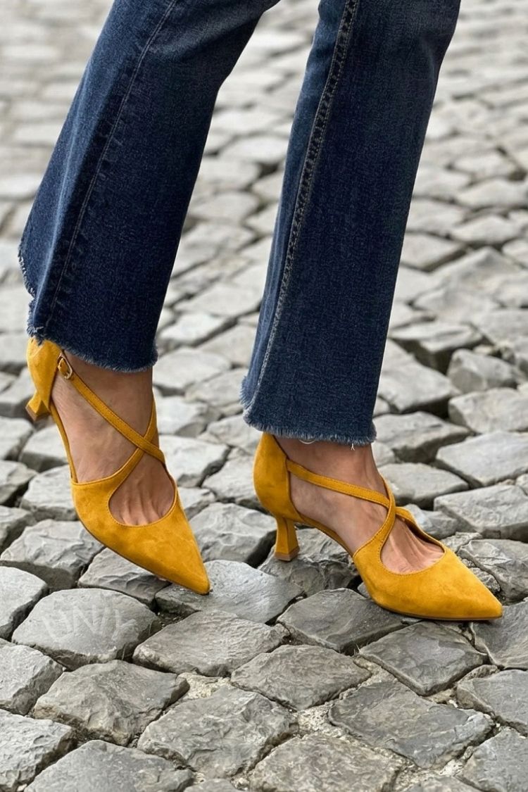 Escarpins kaki unis à bout pointu avec boucle et brides croisées