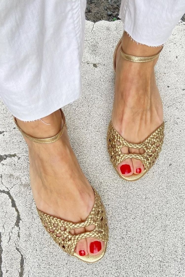 Sandales basses élégantes à bout ouvert avec bride de cheville et design tressé