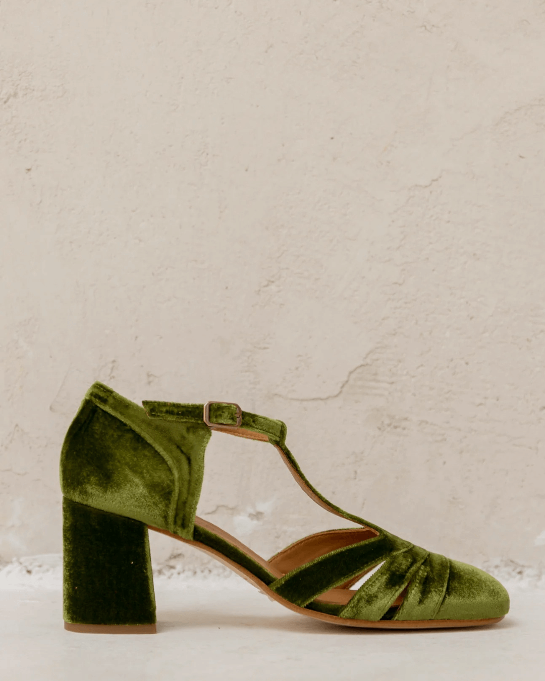 Talons larges en velours avec découpe, boucle et bride en T