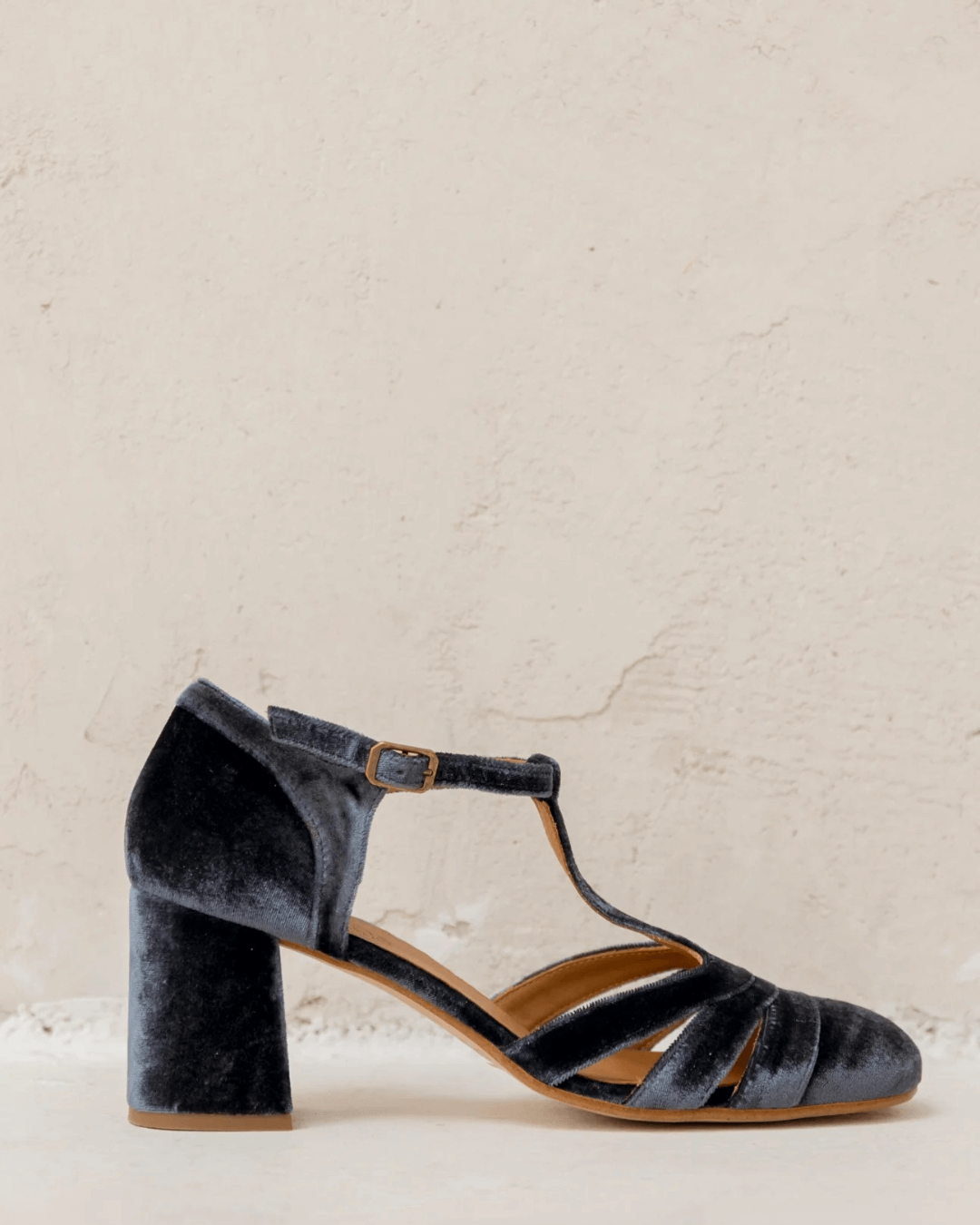 Talons larges en velours avec découpe, boucle et bride en T