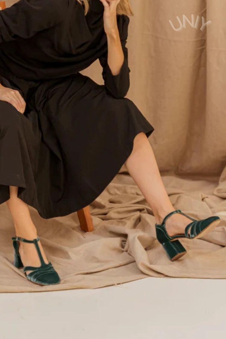 Talons larges en velours avec découpe, boucle et bride en T