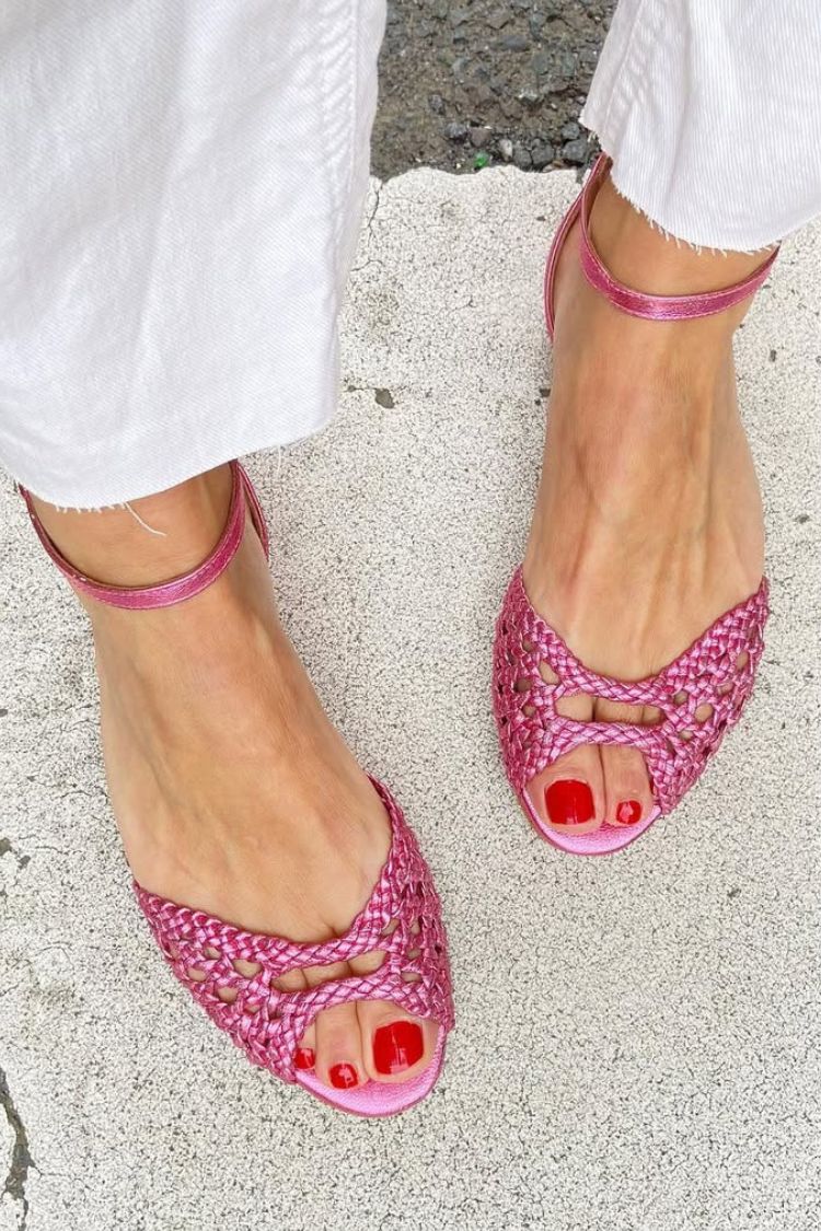 Sandales basses élégantes à bout ouvert avec bride de cheville et design tressé