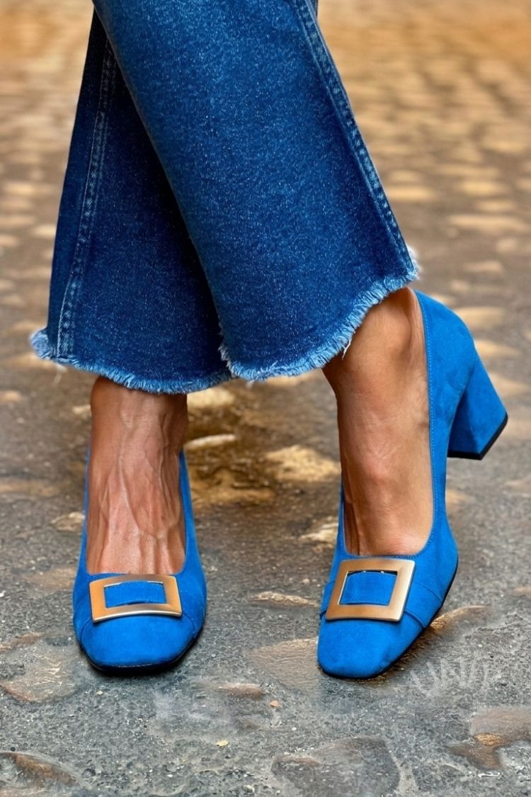 Talons larges à motif contrasté bleu marine avec bout carré