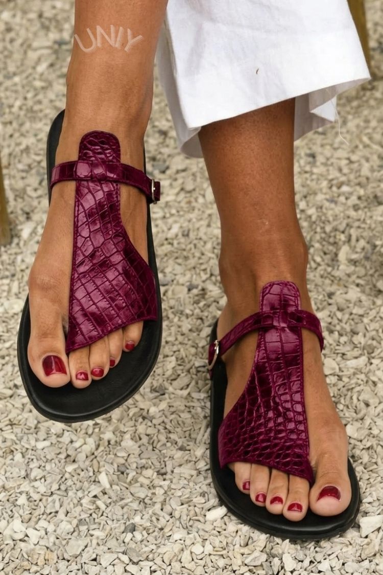Sandales tongs en simili crocodile avec bride et boucle sur le cou de pied