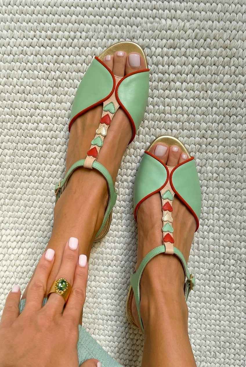 Sandales basses peep toe slingback avec motif en cœur