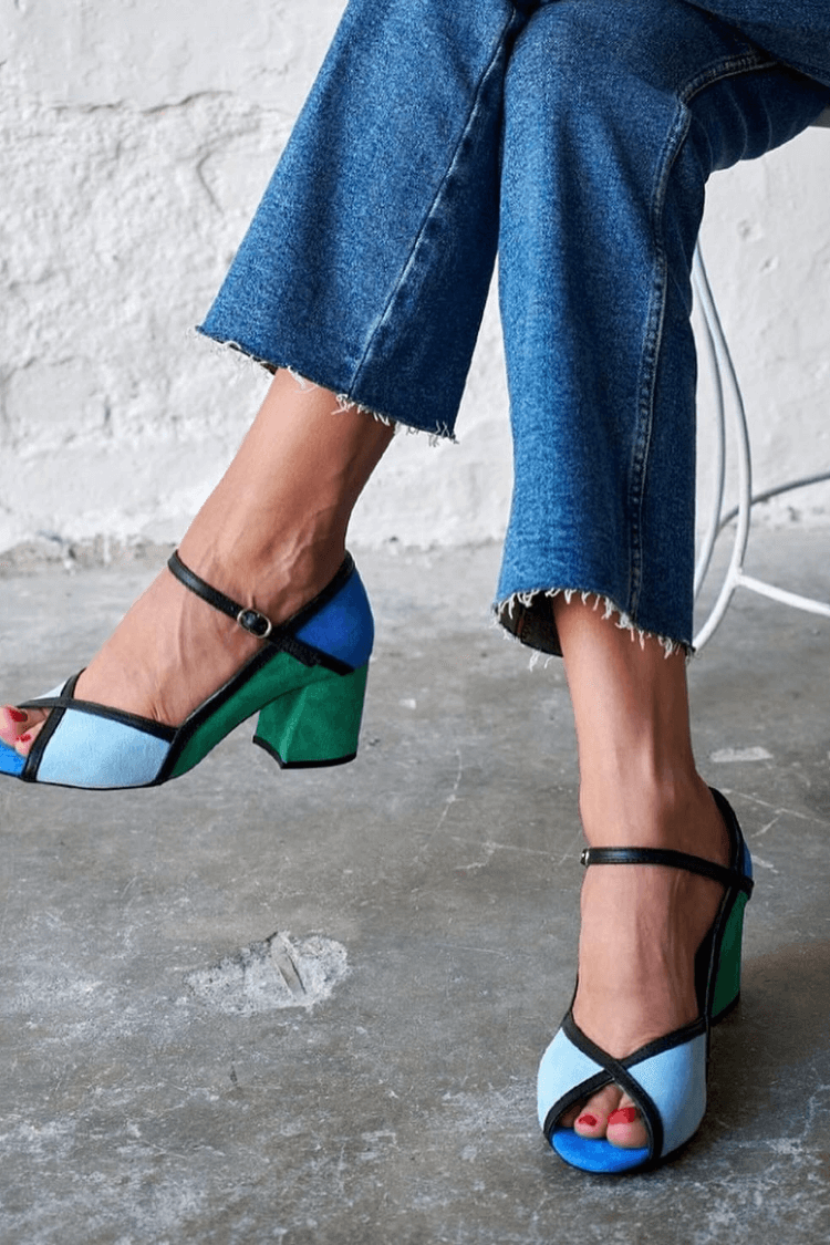 Talons aiguilles colorés avec boucle et bride en T