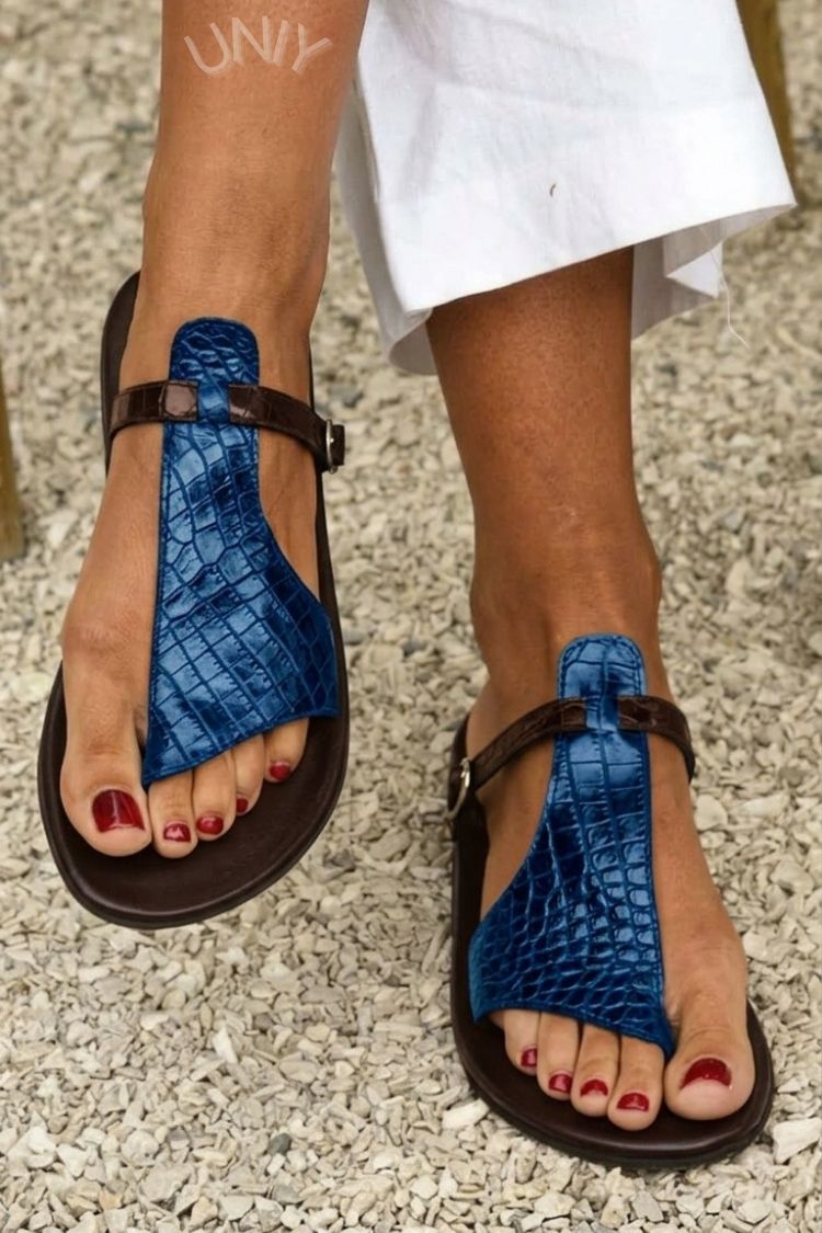 Sandales tongs en simili crocodile avec bride et boucle sur le cou de pied