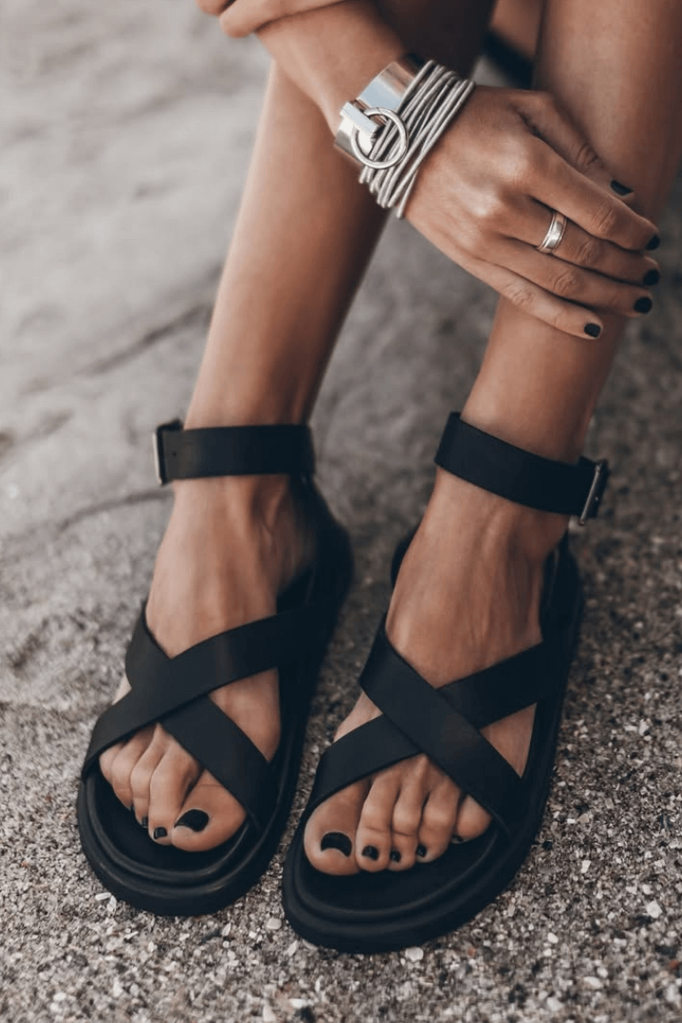 Sandales en simili cuir à bout ouvert avec bride de cheville et brides croisées