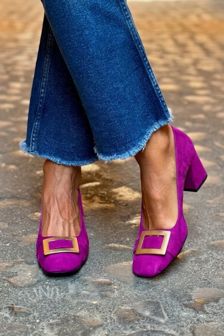 Talons larges à motif contrasté bleu marine avec bout carré