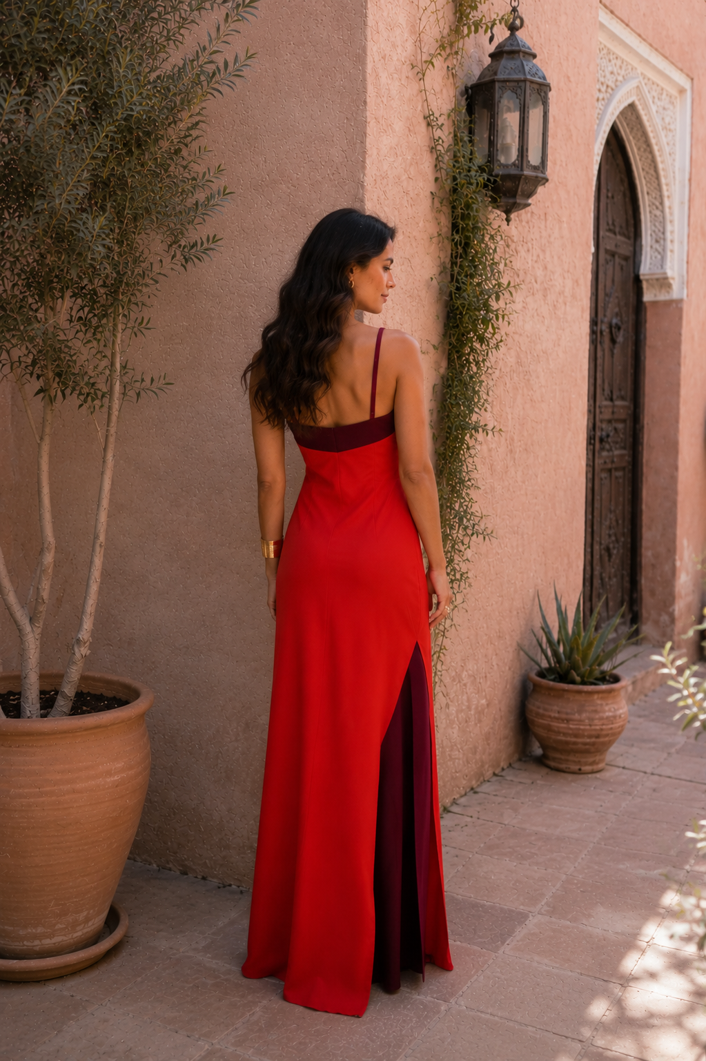 Robe longue dos nu avec fente élégante