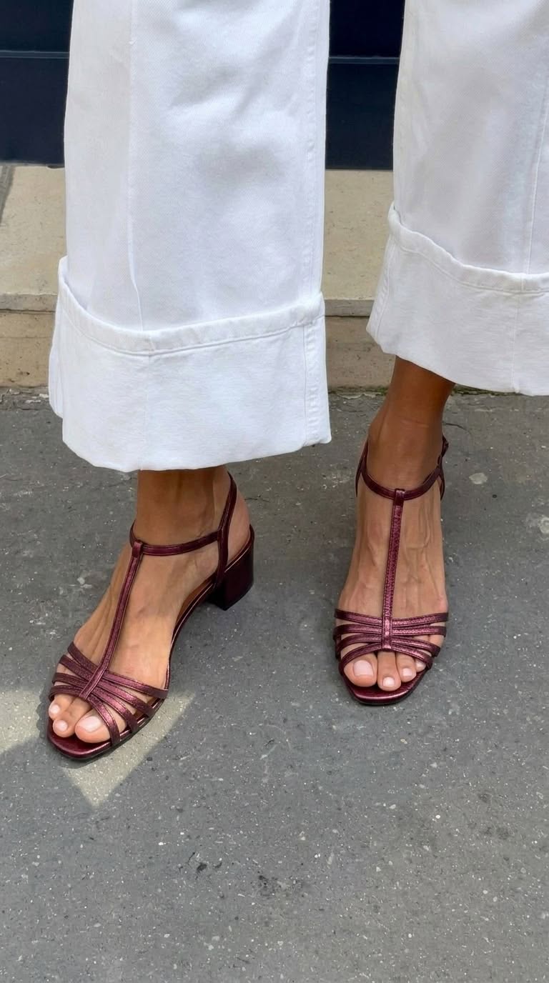 Sandales métalliques à boucle, avec bride en T et talon carré