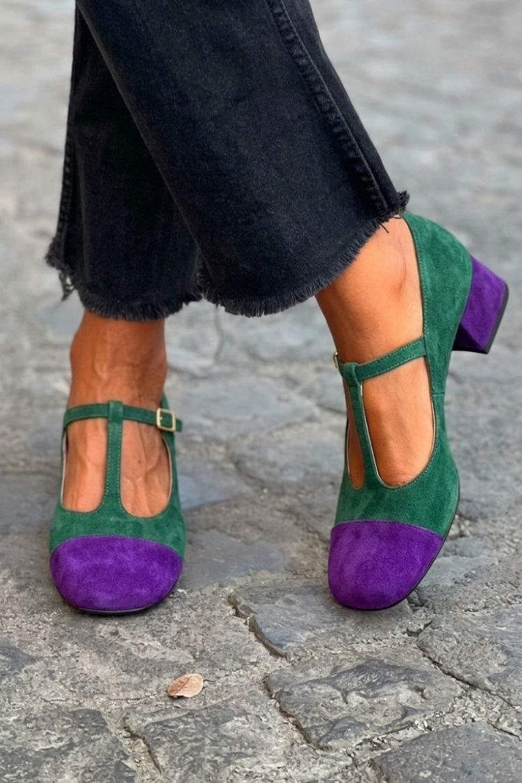 Talons larges patchwork rouge à bout rond avec boucle et bride en T" can be rewritten as:

"Escarpins à talons larges en patchwork rouge avec bout rond, boucle et bride en T