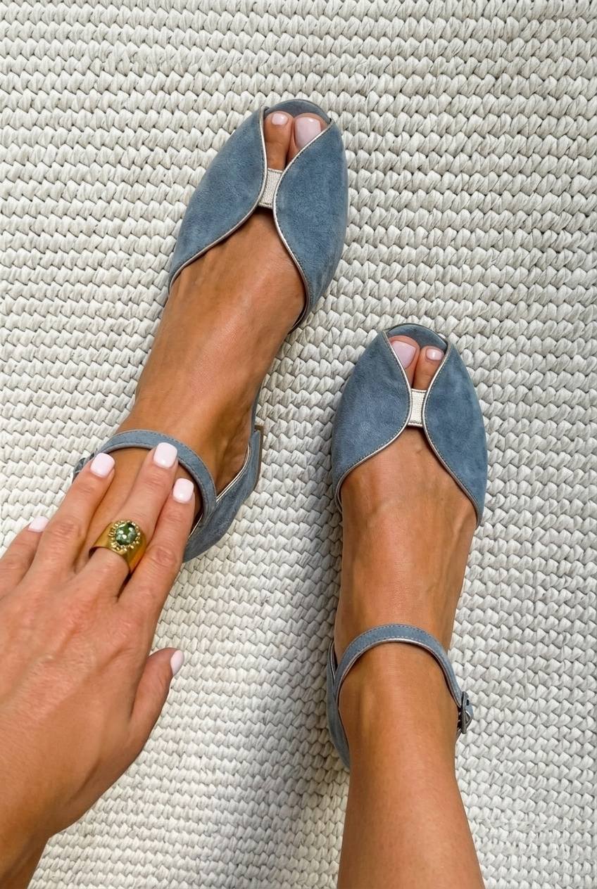 Ballerines à bout ouvert en daim bleu avec détails métalliques