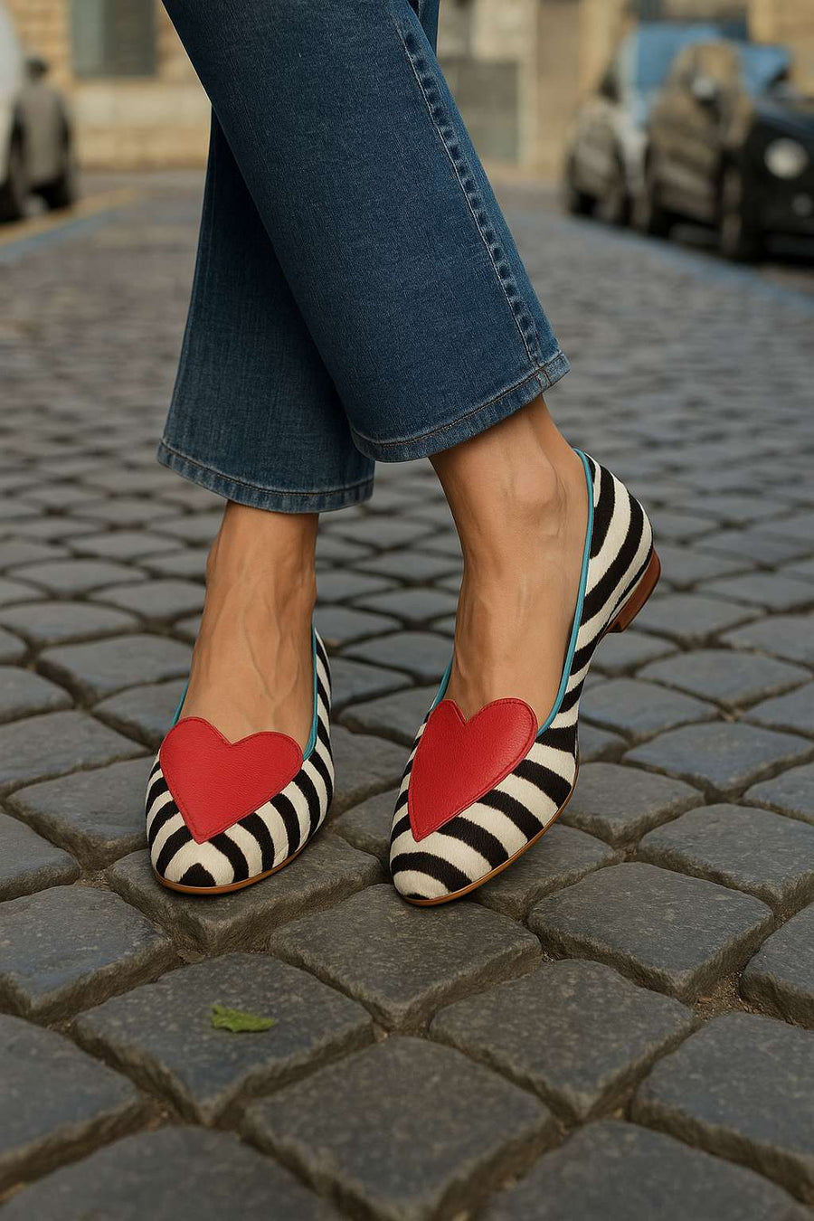 Ballerines rouges à motif zébré, bout pointu et détail en cœur