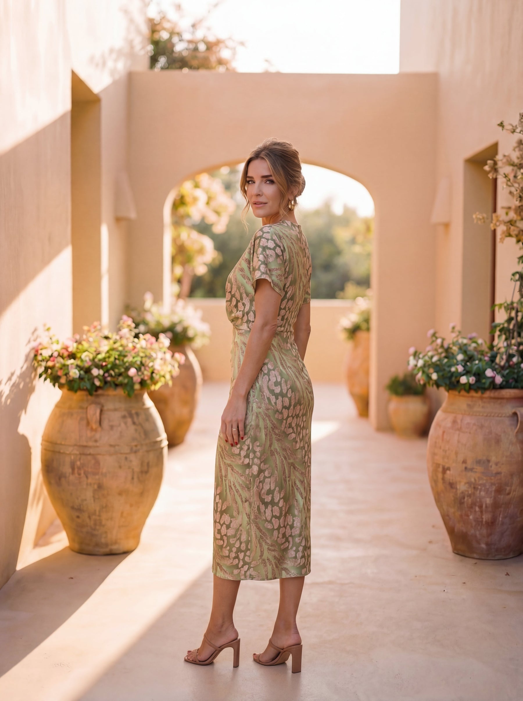 Robe Midi Sculptante avec Nœud Central et Drapé Élégant
