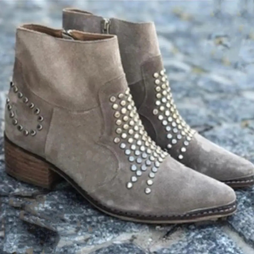 Bottes en daim à talons épais et bout pointu ornées de clous
