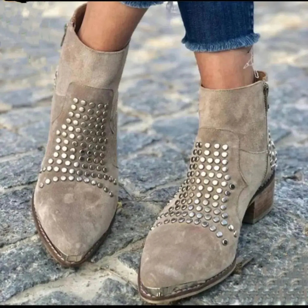 Bottes en daim à talons épais et bout pointu ornées de clous