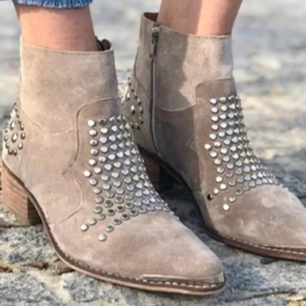 Bottes en daim à talons épais et bout pointu ornées de clous