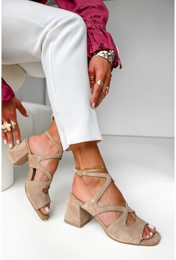 Talons en daim beige à bout carré avec lanière de cheville