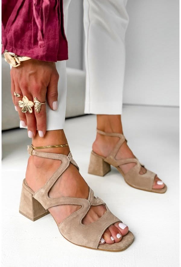 Talons en daim beige à bout carré avec lanière de cheville