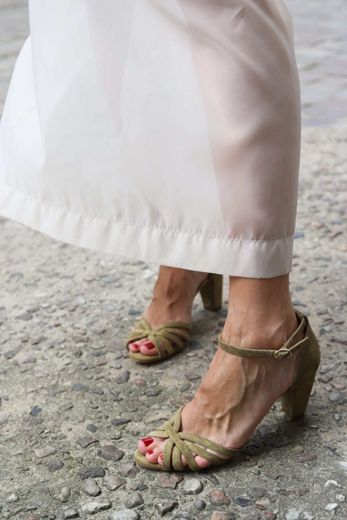 Sandales rouges en daim à bout ouvert avec brides entrecroisées