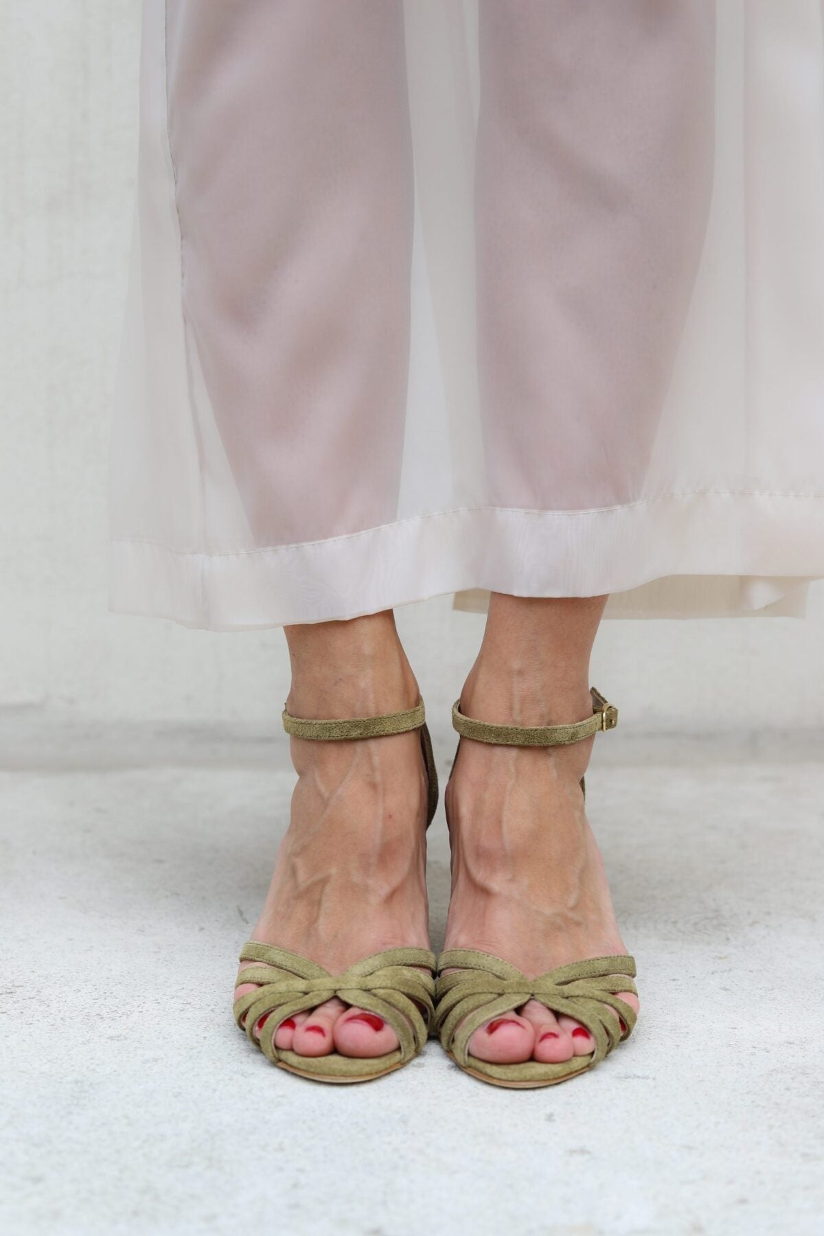 Sandales rouges en daim à bout ouvert avec brides entrecroisées