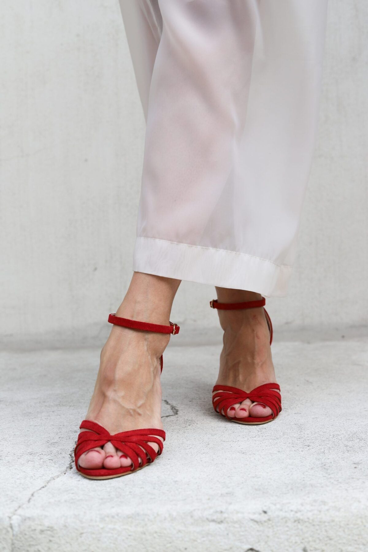 Sandales rouges en daim à bout ouvert avec brides entrecroisées