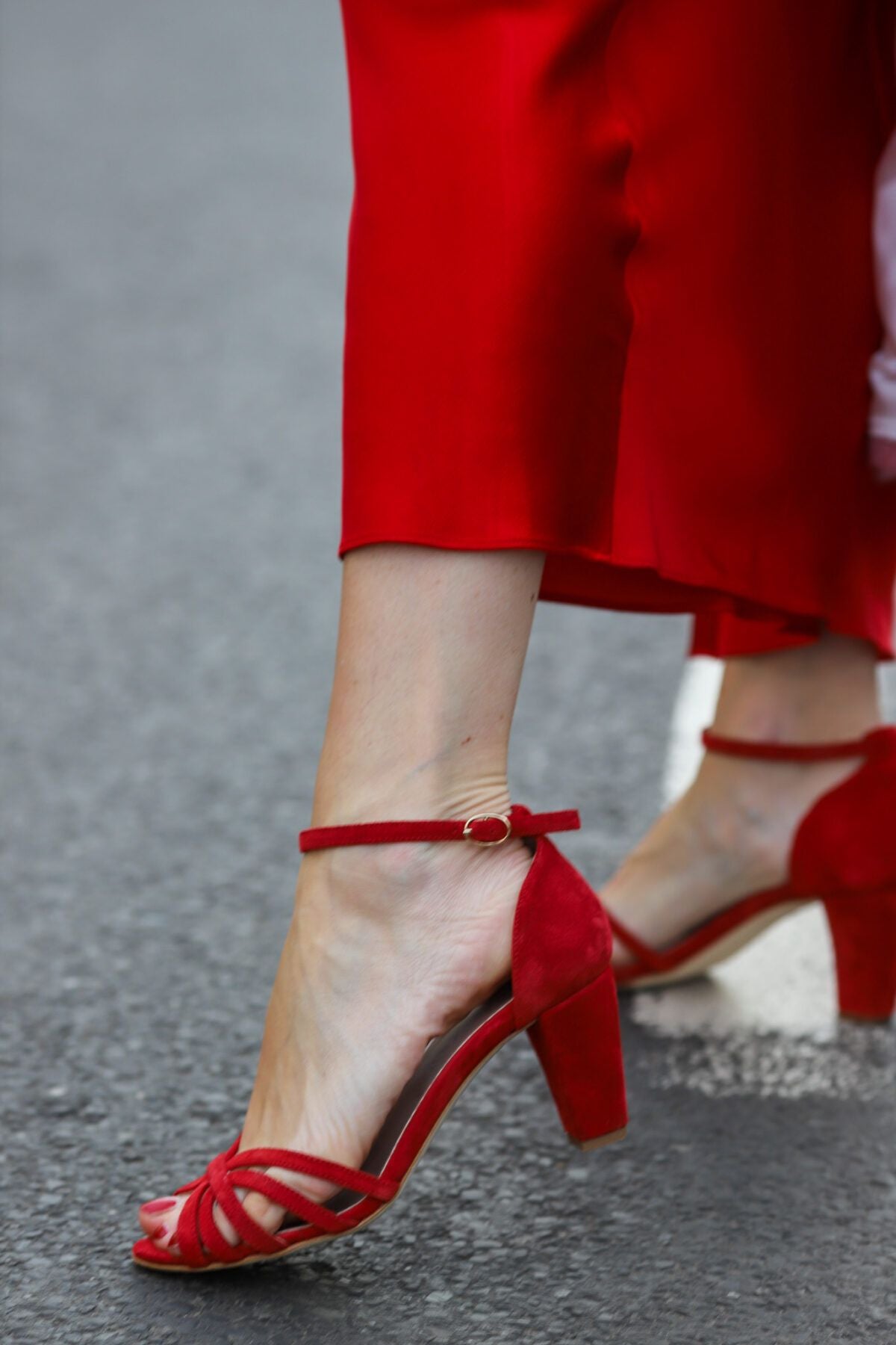 Sandales rouges en daim à bout ouvert avec brides entrecroisées