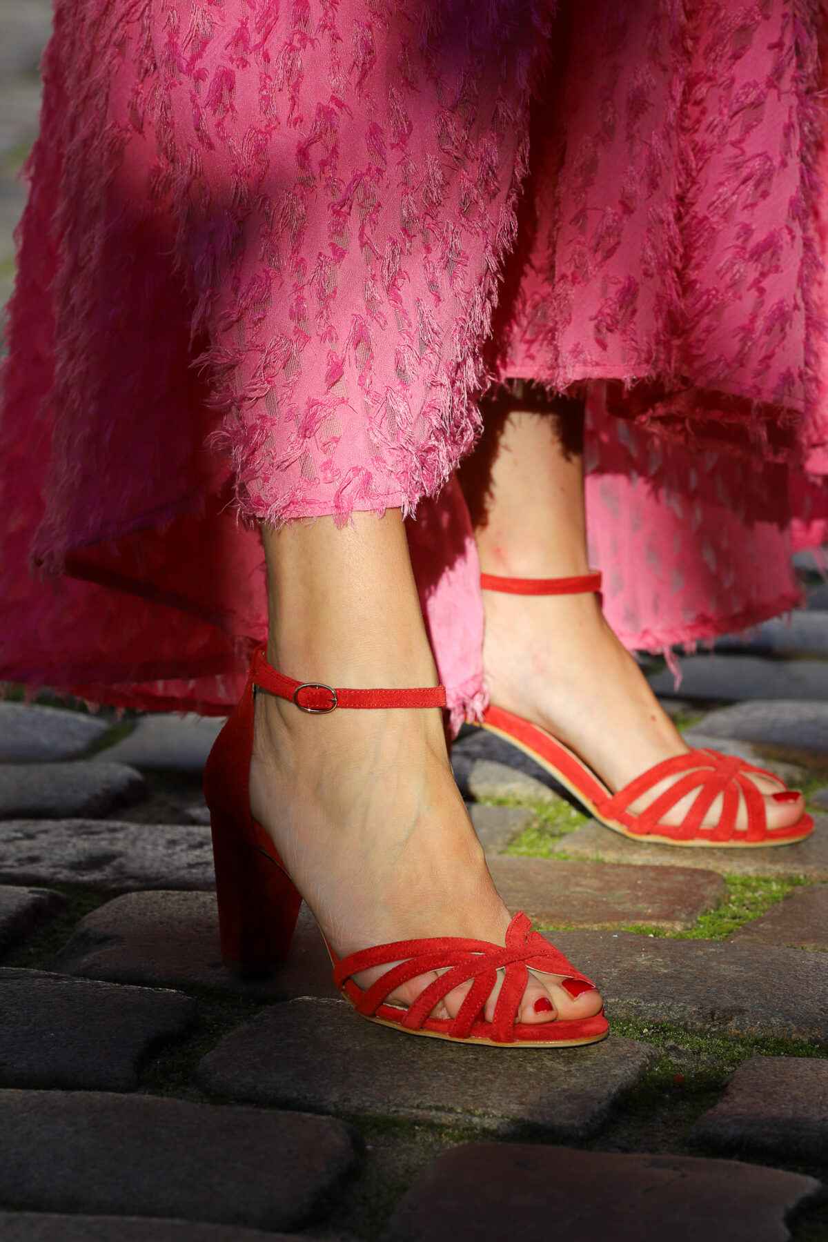 Sandales rouges en daim à bout ouvert avec brides entrecroisées