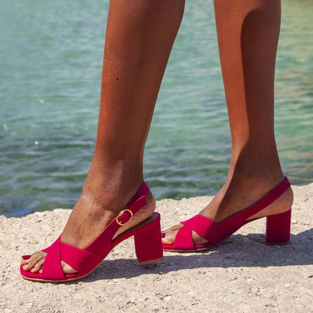 Sandales à bride arrière en daim avec brides croisées et talon carré