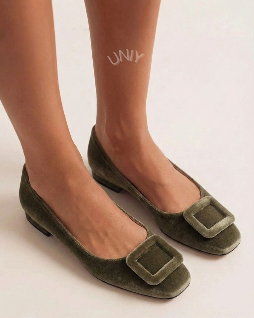 Ballerines en velours à bout carré avec boucle