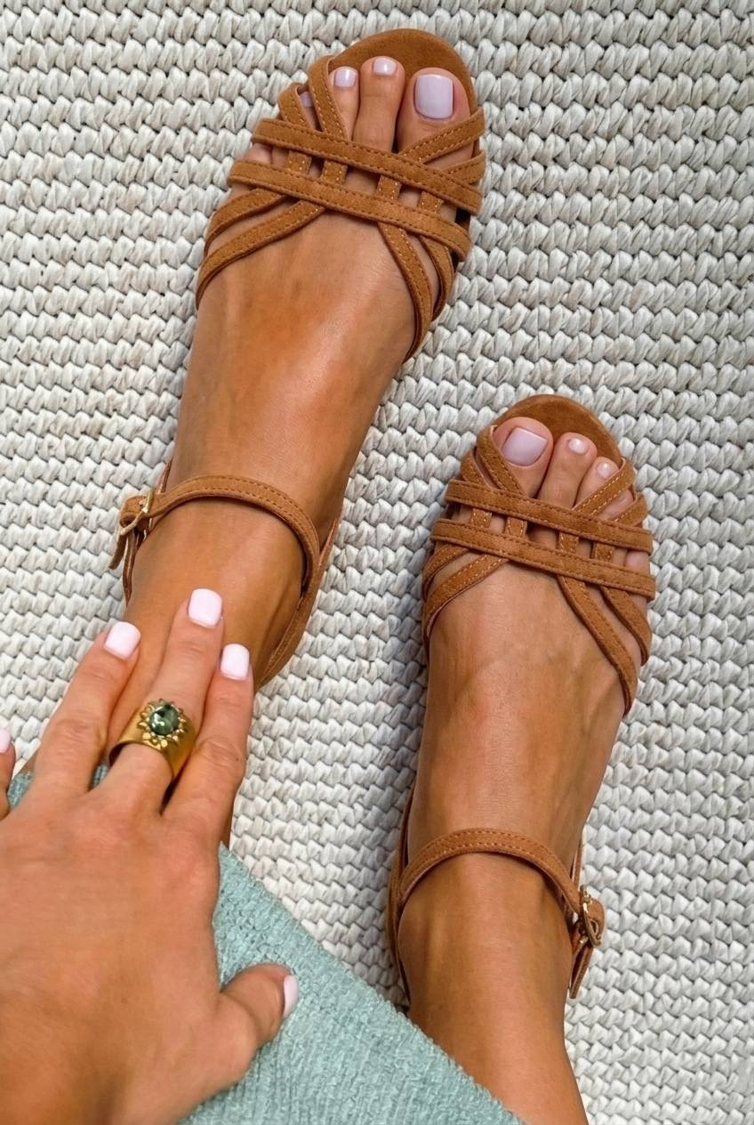Sandales basses en cuir suédé avec boucle à la cheville et plusieurs lanières