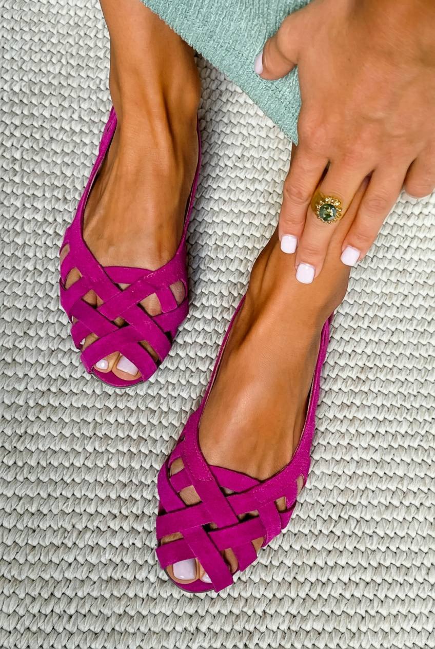 Sandales basses décontractées à peep toe et brides croisées tressées