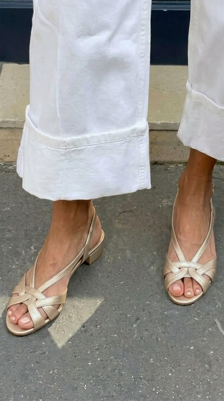 Sandales slingback en cuir nude avec brides croisées et petit talon