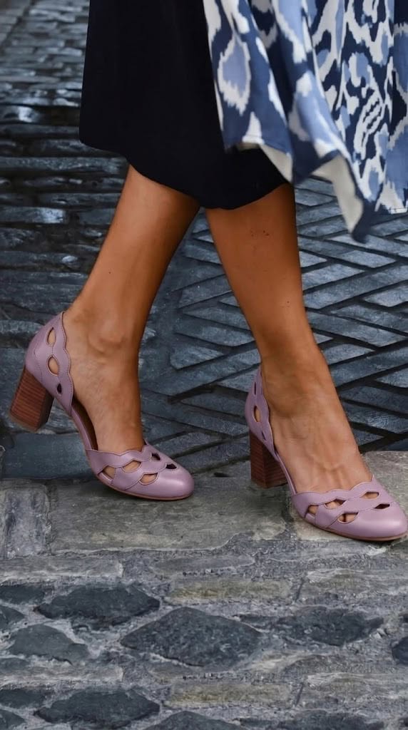 Escarpins en cuir à talons bloc épais avec découpes festonnées