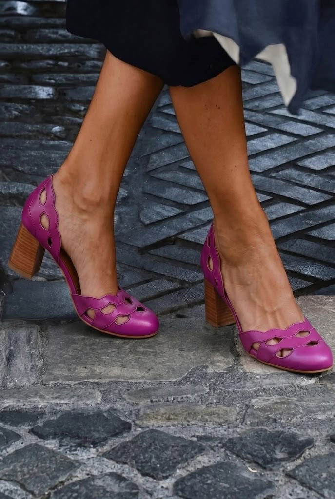 Escarpins en cuir à talons bloc épais avec découpes festonnées
