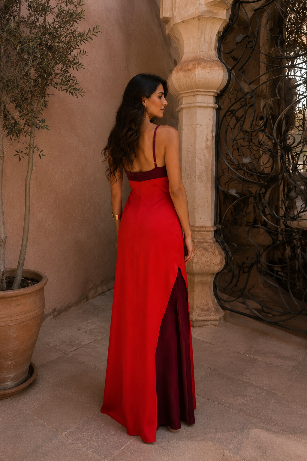 Robe longue dos nu avec fente élégante